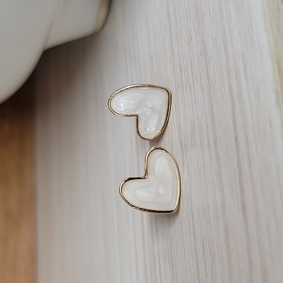 Boden Jewelry - CREAM ENAMEL SWIRL HEART STUD EARRINGS